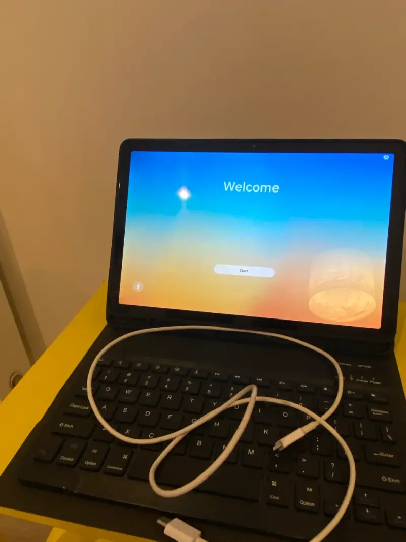 Tablet con teclado desmontable y cable - 3