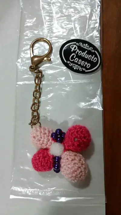 Llavero artesanal de crochet con mariposa - miniatura 1
