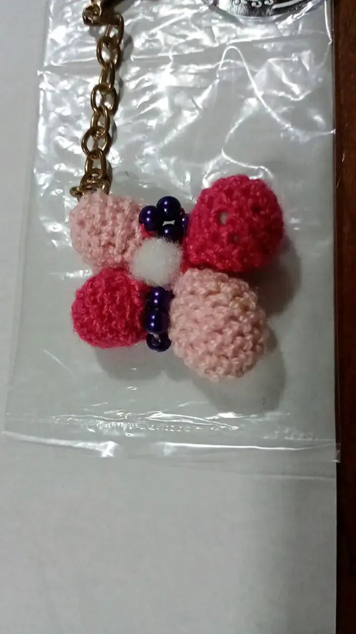 Llavero artesanal de crochet con mariposa - 2