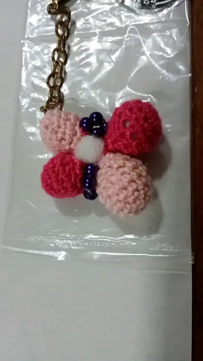 Llavero artesanal de crochet con mariposa - miniatura 2