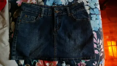 Mini falda de mezclilla azul para mujer - miniatura 1