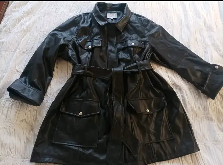 Abrigo de cuero sintético negro con cinturón - 1