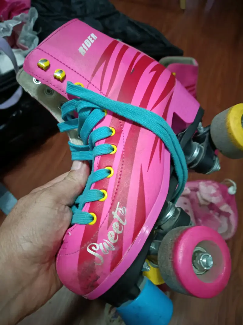 Patines de cuatro ruedas rosas para niños - 1