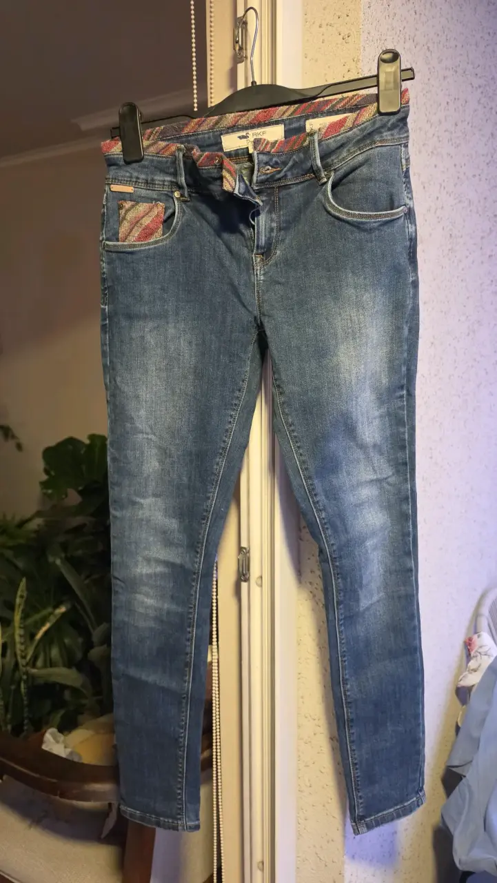 Jeans de mezclilla azul con detalles coloridos RKF