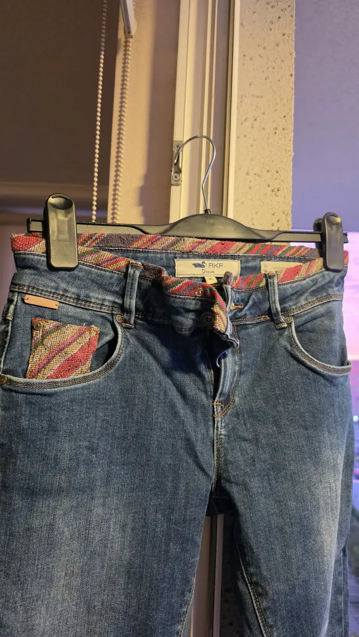 Jeans de mezclilla azul con detalles coloridos RKF - 2