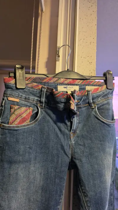 Jeans de mezclilla azul con detalles coloridos RKF - miniatura 2