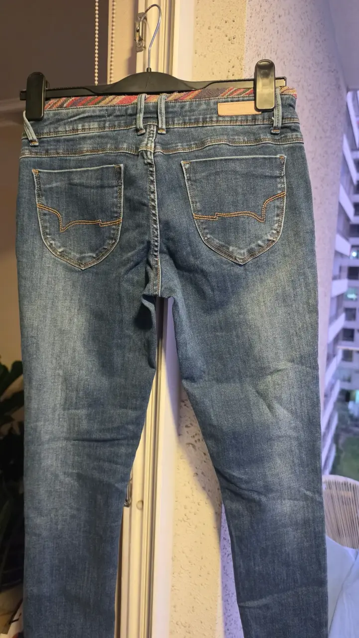 Jeans de mezclilla azul con detalles coloridos RKF - 3