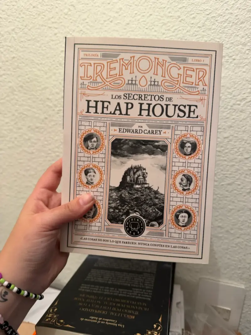 Libro 'Los Secretos de Heap House' de Edward Carey - 1
