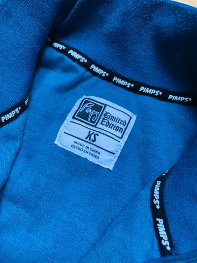 Conjunto deportivo azul con diseño Pimps - miniatura 3