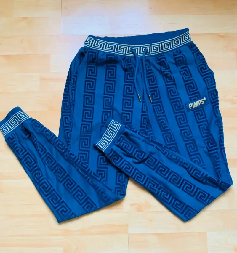 Conjunto deportivo azul con diseño Pimps - 4