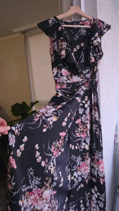 Vestido largo floral negro con volantes - miniatura 1