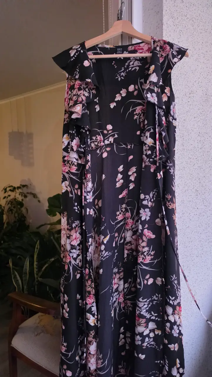 Vestido largo floral negro con volantes - 2