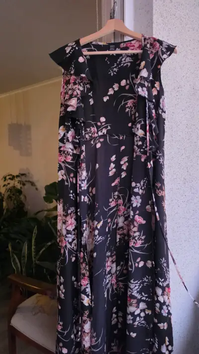 Vestido largo floral negro con volantes - miniatura 2