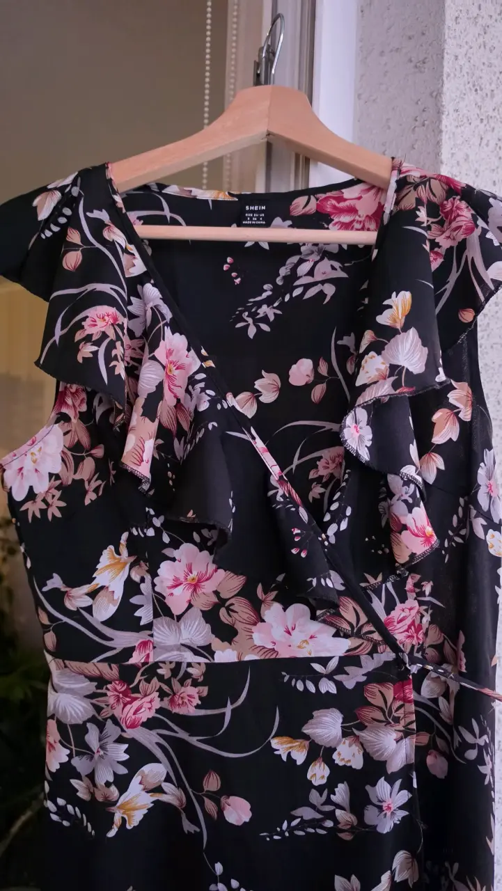 Vestido largo floral negro con volantes - 3
