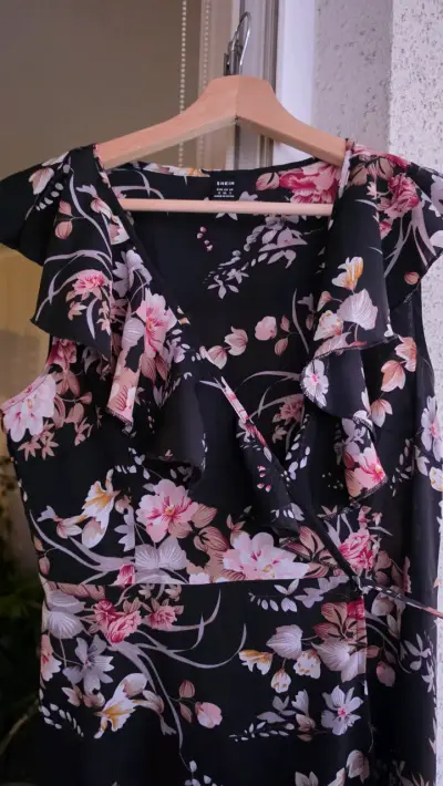 Vestido largo floral negro con volantes - miniatura 3