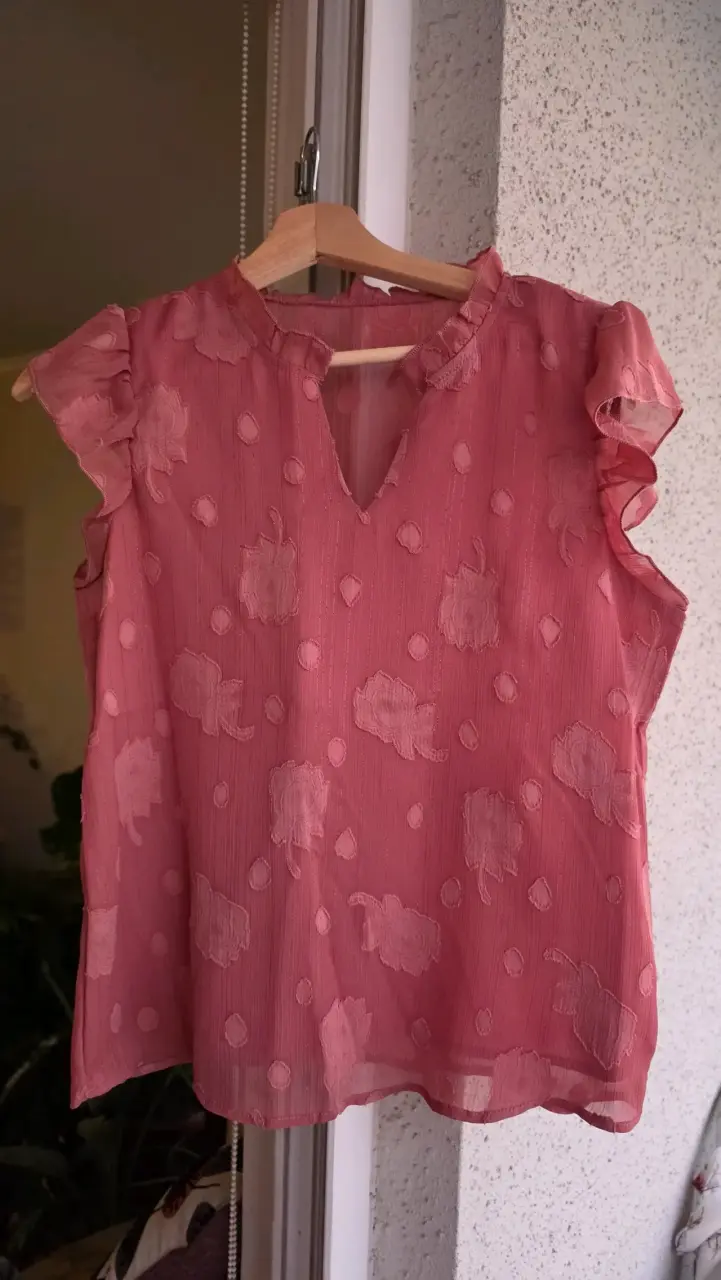 Blusa rosa con diseño floral y volantes