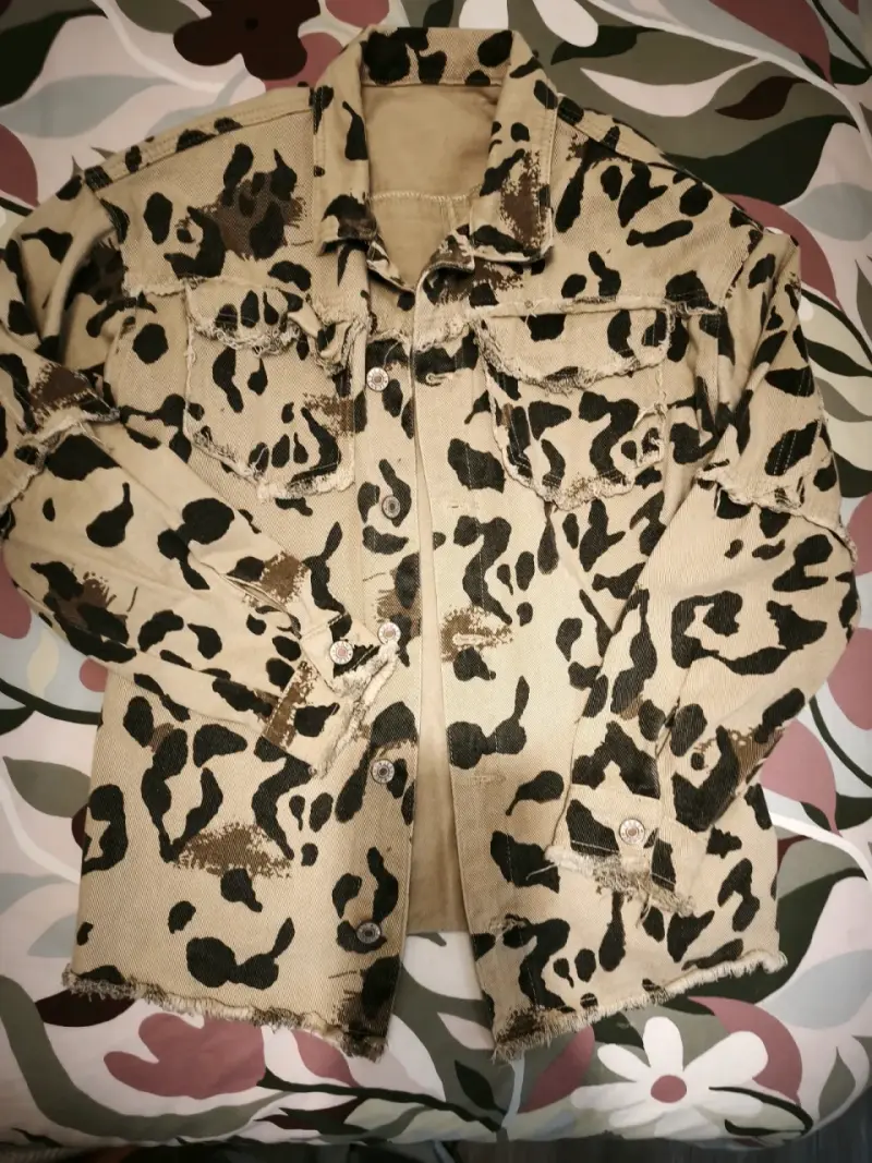 Chaqueta de mezclilla con estampado animal print