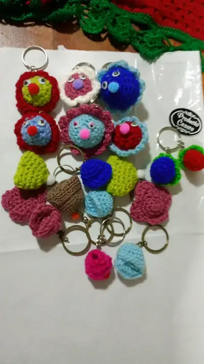 Set 15 Llaveros de crochet colorido hecho a mano - miniatura 1