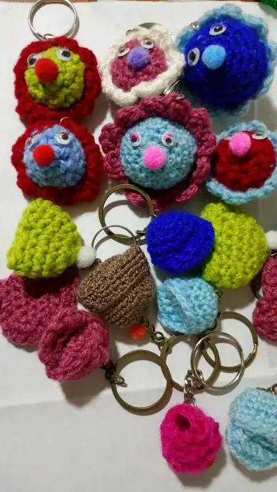 Set 15 Llaveros de crochet colorido hecho a mano - miniatura 2