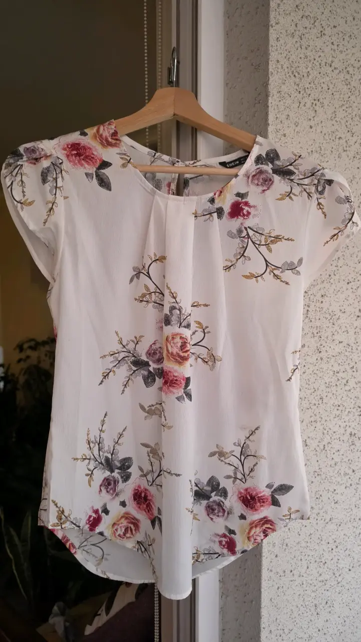 Blusa floral blanca con mangas cortas