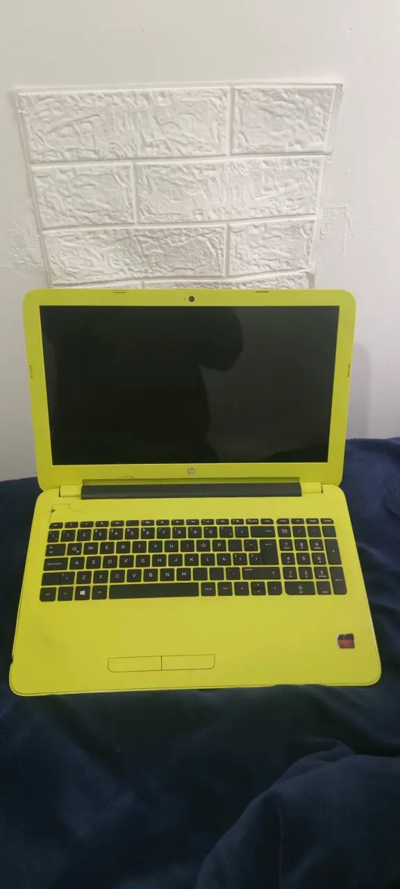Laptop HP amarilla con procesador Intel Celeron - 1