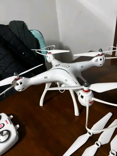 Drone cuadricóptero con luces LED y control remoto - miniatura 2