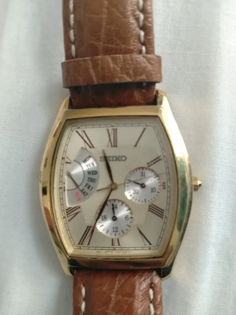 Reloj Seiko dorado con correa de cuero - 1