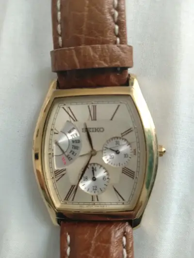 Reloj Seiko dorado con correa de cuero - miniatura 1