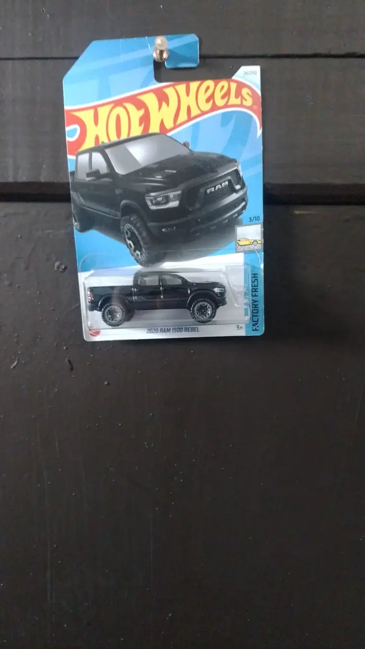 Hot Wheels 2020 Ram 1500 Rebel en miniatura