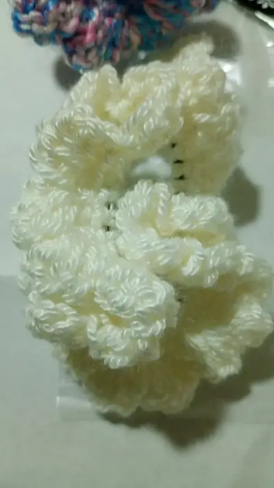 Colección de Scrunchies Tejidos a Mano - miniatura 2