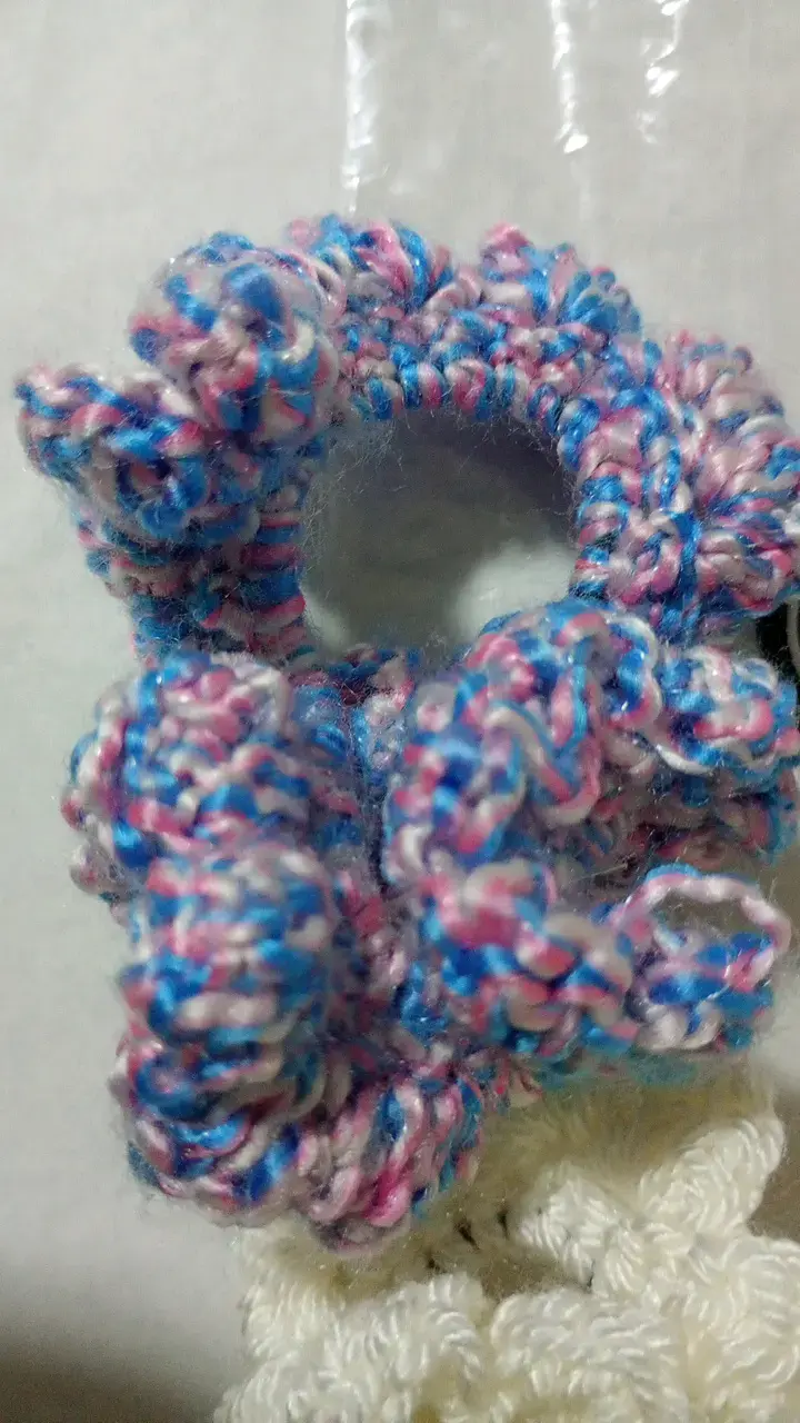 Colección de Scrunchies Tejidos a Mano - 3