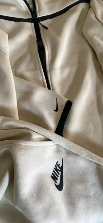 Conjunto deportivo Nike beige con capucha - miniatura 3