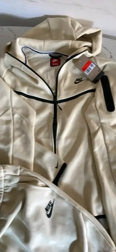 Conjunto deportivo Nike beige con capucha - miniatura 5