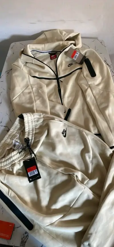 Conjunto deportivo Nike beige con capucha - miniatura 1