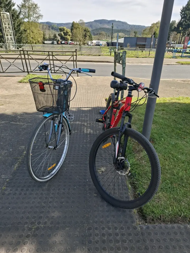 Bicicleta urbana azul con canasto - 2