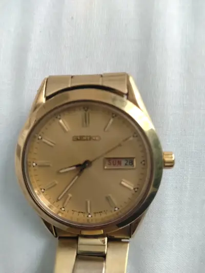 Reloj Seiko dorado con calendario - miniatura 1