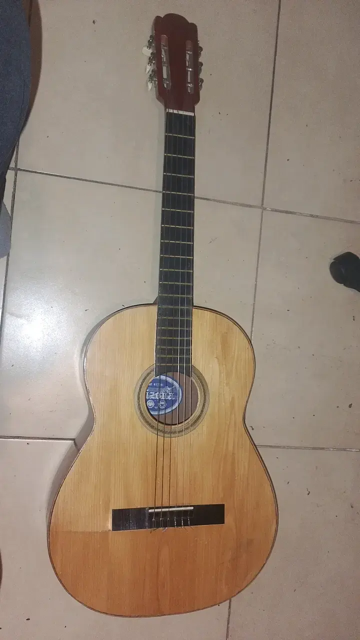 Guitarra clásica de madera marca Tsunami - 1