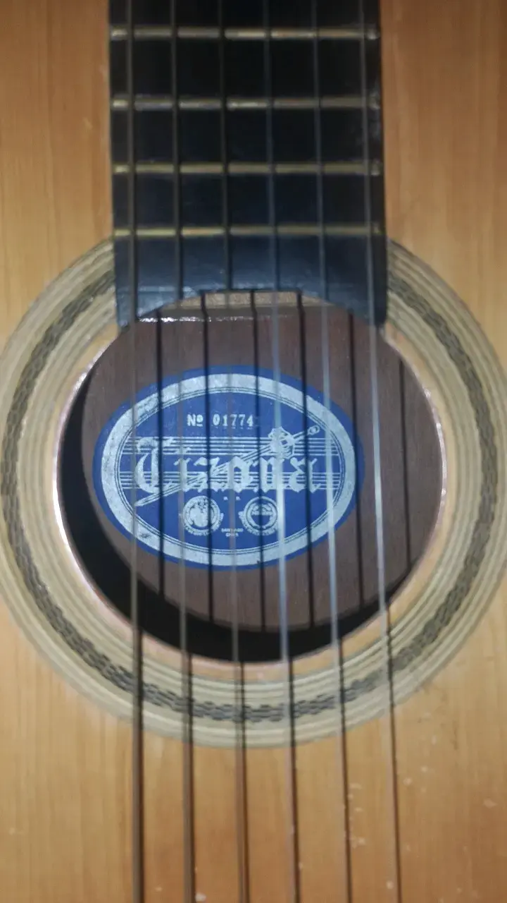 Guitarra clásica de madera marca Tsunami - 2