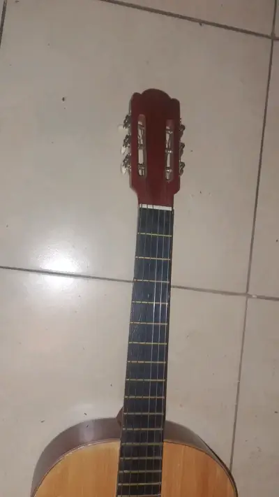 Guitarra clásica de madera marca Tsunami - miniatura 3
