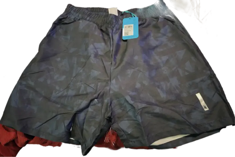 Shorts deportivos azul marino con diseño geométrico - 1