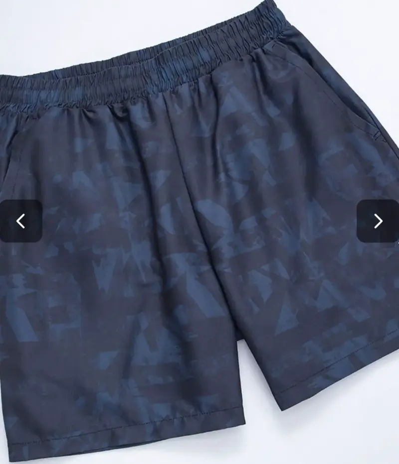 Shorts deportivos azul marino con diseño geométrico - 2