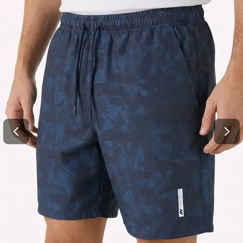 Shorts deportivos azul marino con diseño geométrico - 3