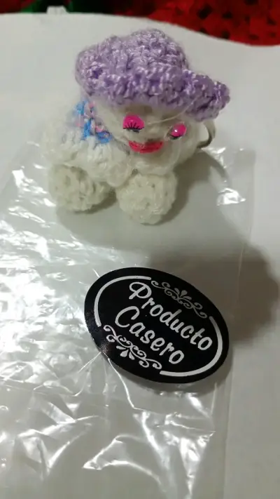 Llavero de lana tejido a mano con gorro morado - miniatura 1