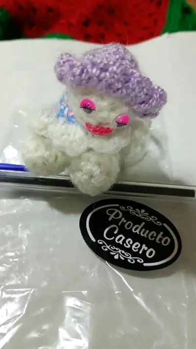 Llavero de lana tejido a mano con gorro morado - miniatura 2