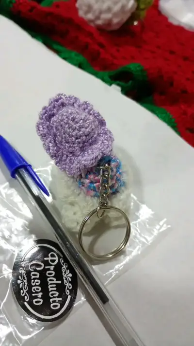 Llavero de lana tejido a mano con gorro morado - miniatura 3