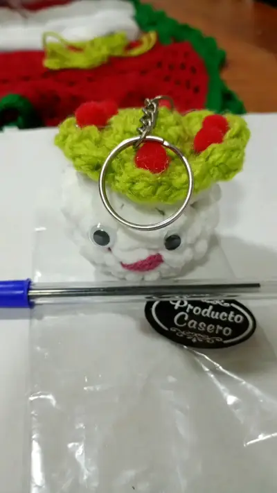 Llavero artesanal de lana con diseño de cupcake - miniatura 1