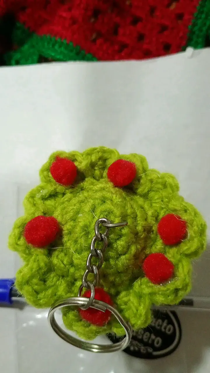 Llavero artesanal de lana con diseño de cupcake - 2