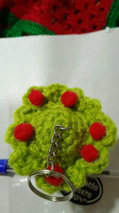 Llavero artesanal de lana con diseño de cupcake - miniatura 2