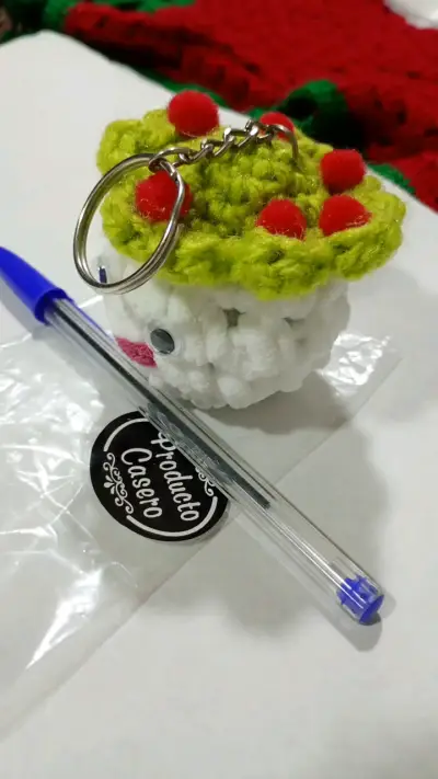 Llavero artesanal de lana con diseño de cupcake - miniatura 3