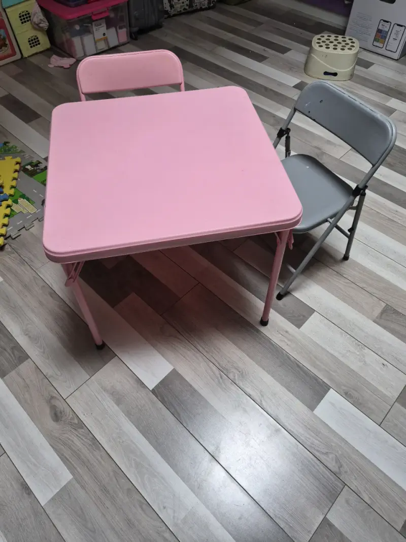 Mesa infantil rosa con sillas plegables